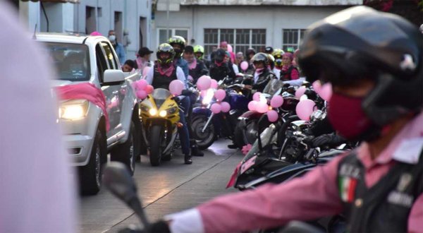 Salen a las calles en apoyo a la lucha del cáncer de mama