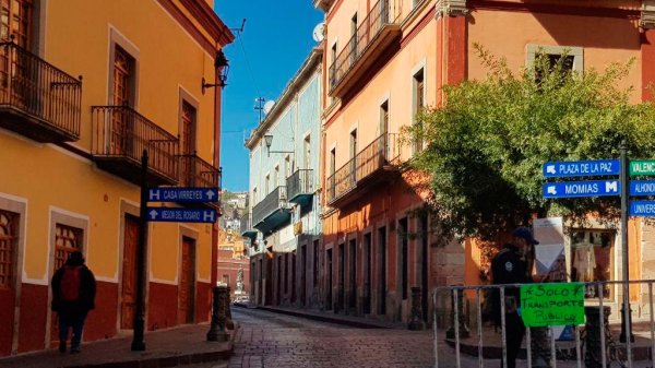 Cierran calles de acceso al centro en la Capital para contener contagios