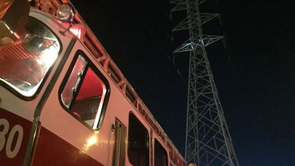 Hombre desafía con arrojarse de torre de la CFE