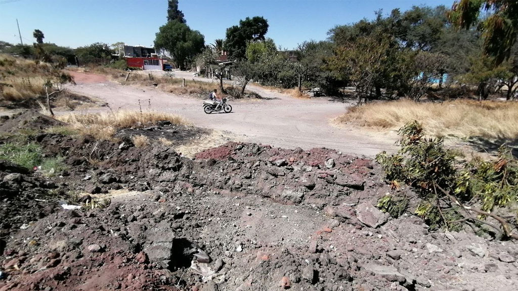 ‘Protegen’ a salmantinos contra la inseguridad; bloquean accesos de colonias en la zona sur