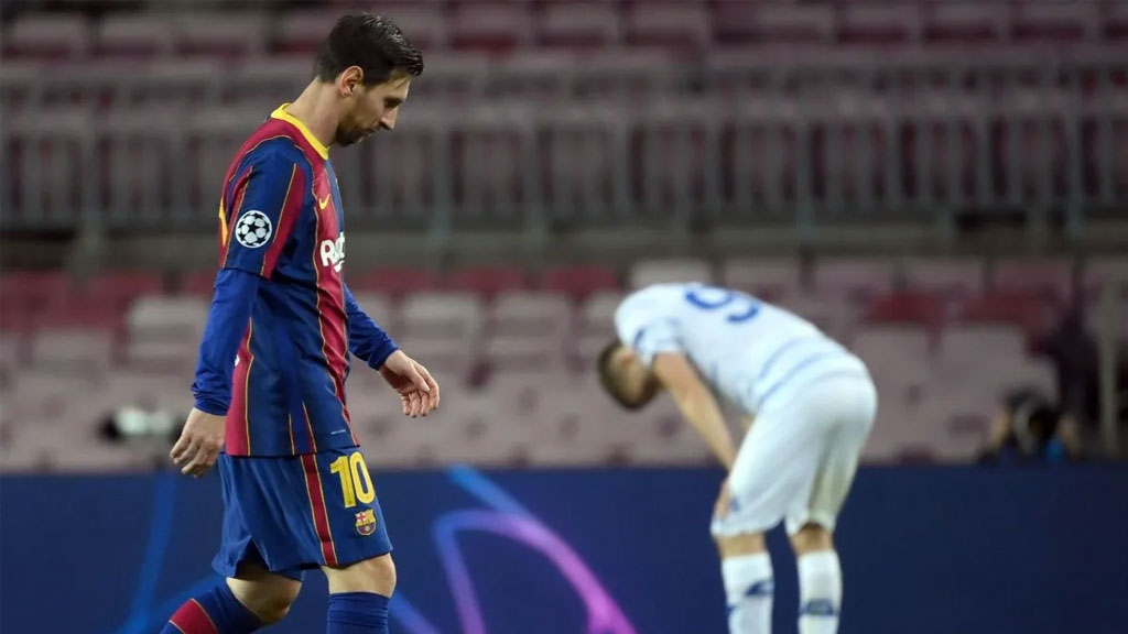 Lionel Messi solo camina en el campo