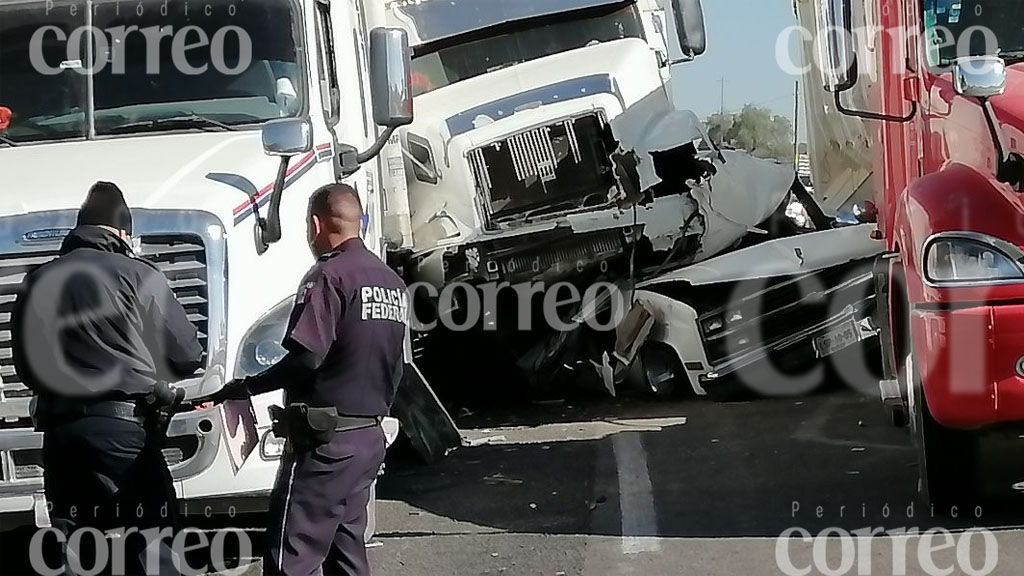 Muere prensado en ‘carambola’ sobre la carretera Federal 57