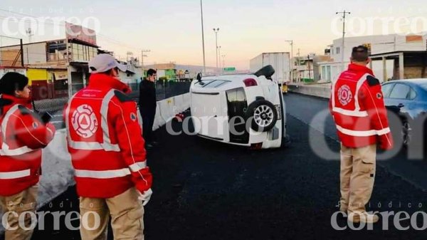 Conductor sale ileso tras volcadura en la Querétaro-Celaya