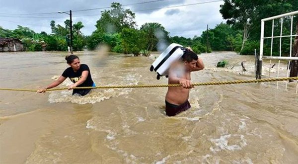 AMLO anuncia proyecto para atajar inundaciones