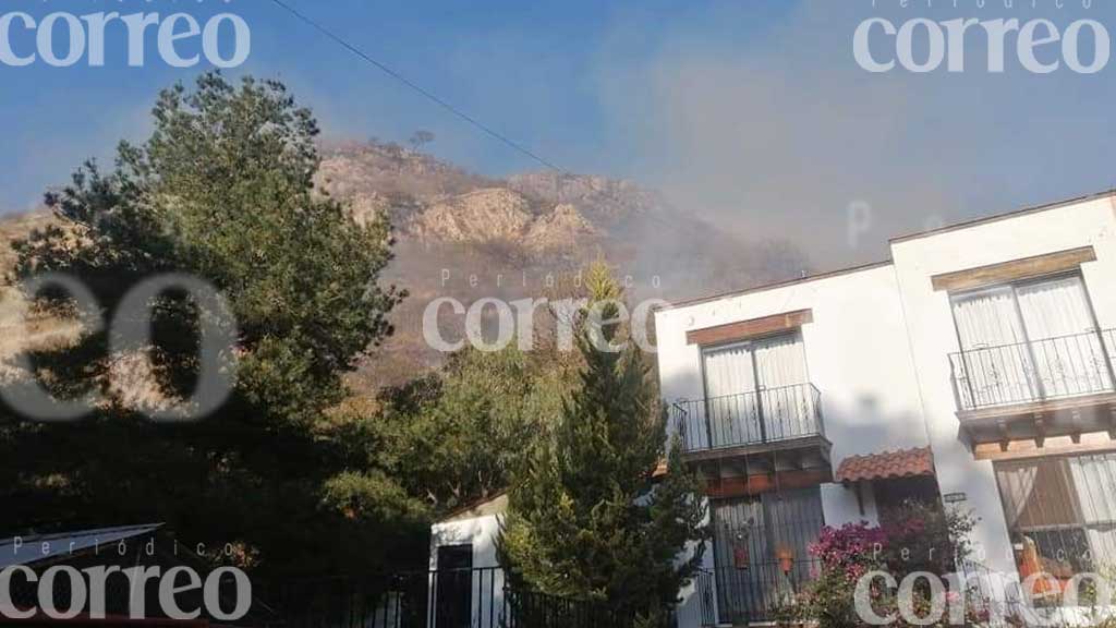 Alarma a capitalinos incendio en el cerro de Sirena