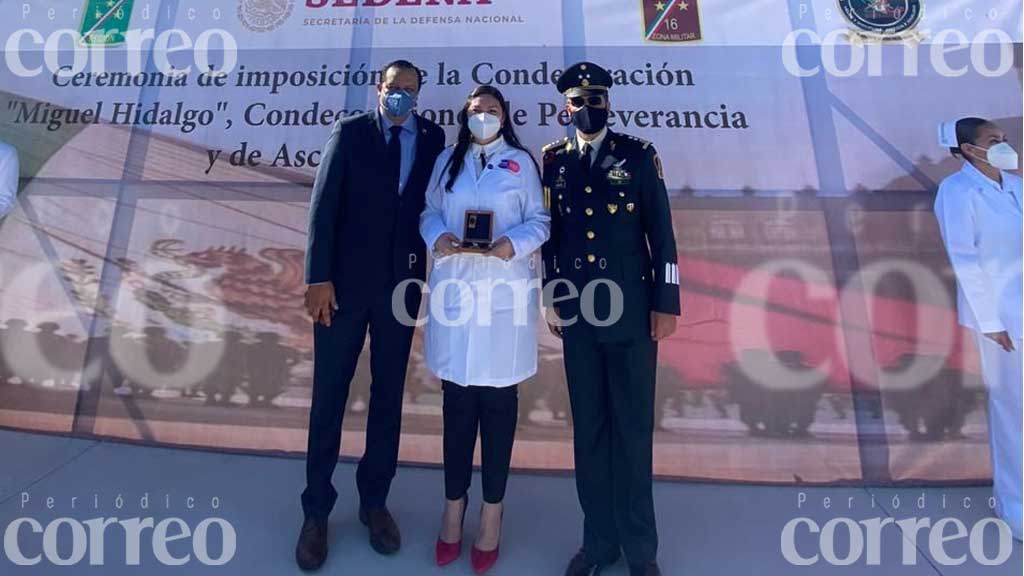 Condecoran a Paulina Radillo por su labor durante la contingencia