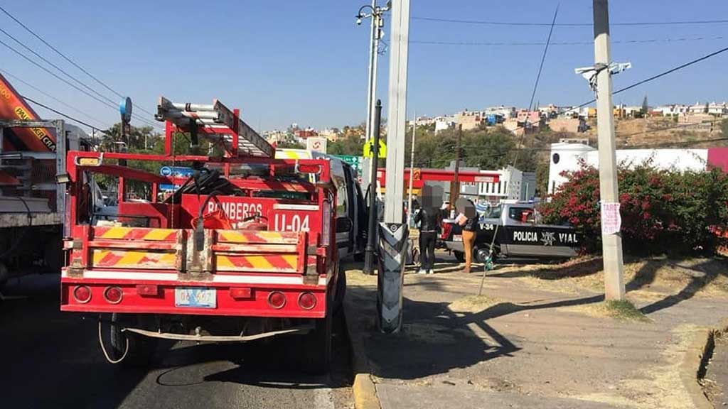 Motociclista resulta lesionado tras derrapar y chocar contra una camioneta en la Capital