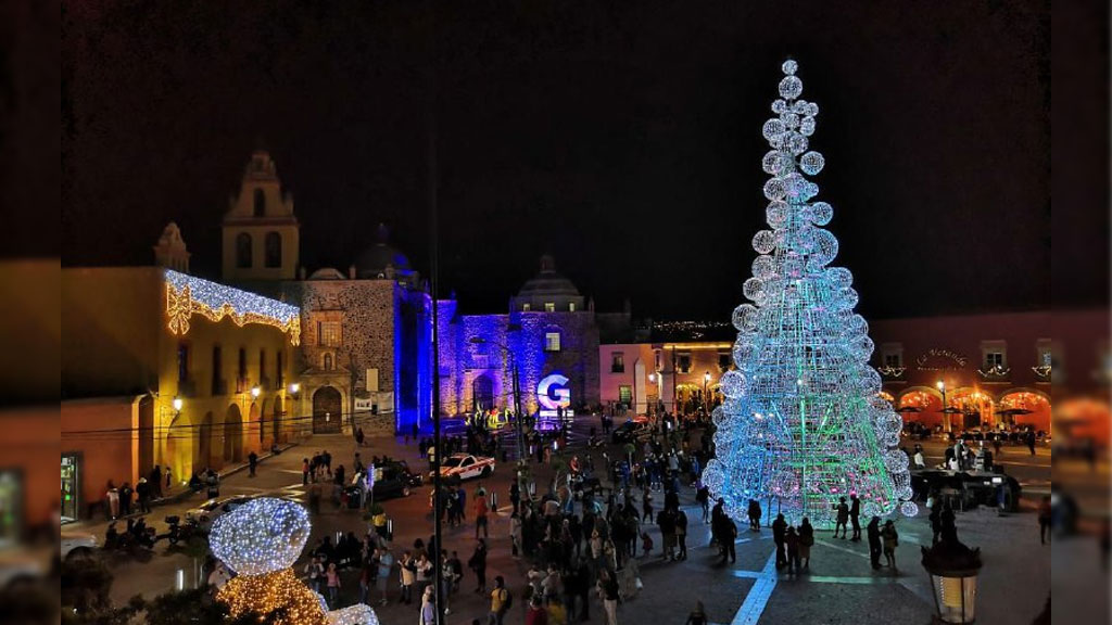 Encienden el monumental árbol navideño en Salvatierra