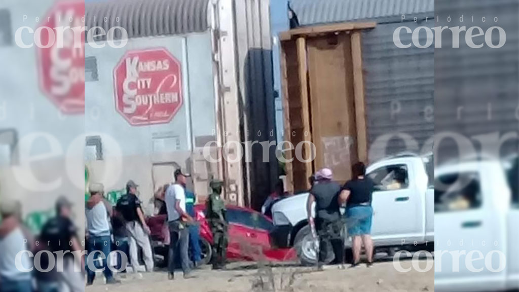 ¡Se salva de milagro! Tren arrastra a conductora por intentar ganarle