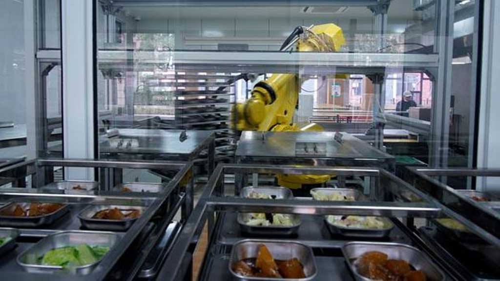 Chef robot sirve comida en escuelas chinas para bajar riesgo de COVID-19