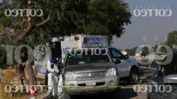 Abandonan un cuerpo dentro de una camioneta en la Celaya-Querétaro