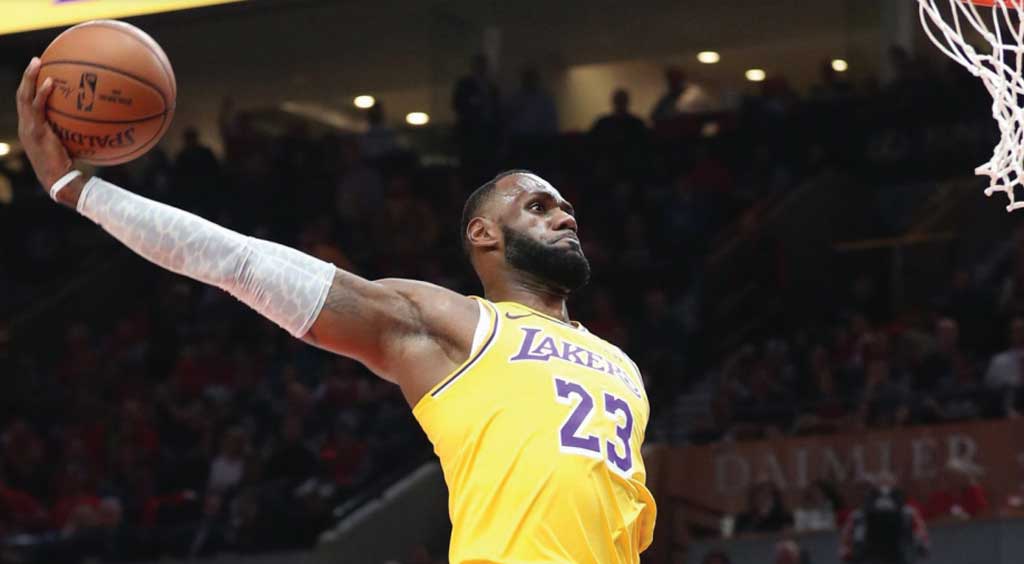 LeBron extiende su estadía con Lakers