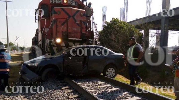 Conductor es embestido por el tren tras intentar ganarle el paso