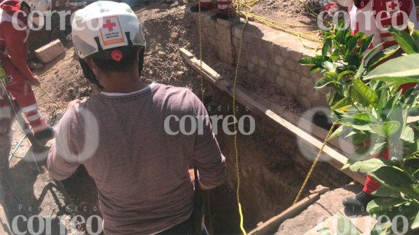 Rescatan a niño que había caído en una inmensa zanja