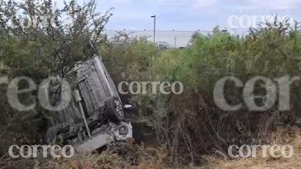 Volcadura en la Silao-Guanajuato deja a dos personas con lesiones leves