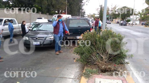 Conductor se pasa el semáforo rojo y provoca aparatoso accidente; hay tres lesionados