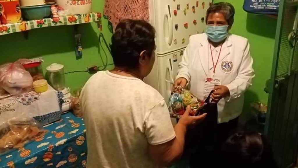 Llevan cena navideña a familias vulnerables