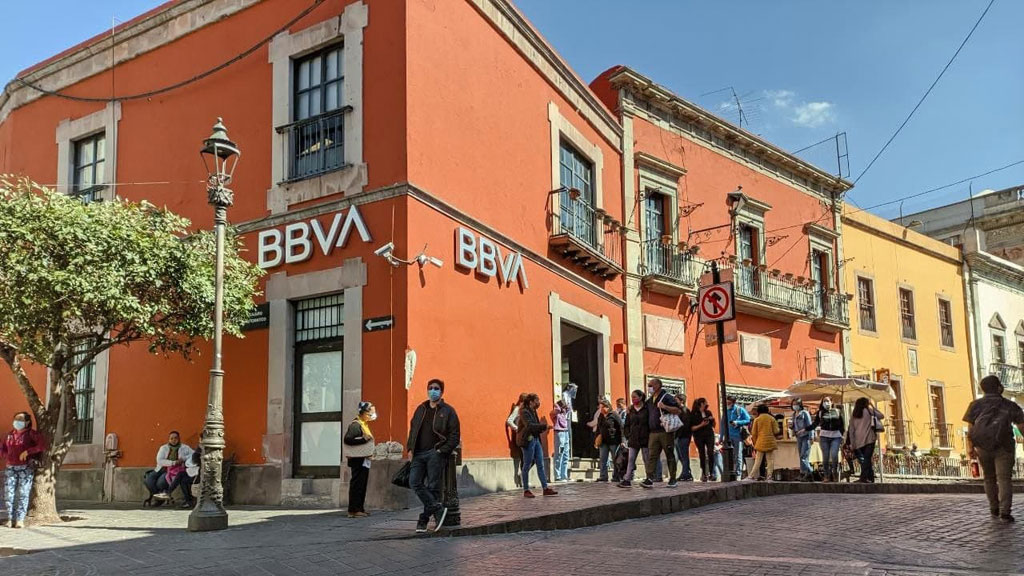 La estafan con 50 mil pesos saliendo del banco en Guanajuato