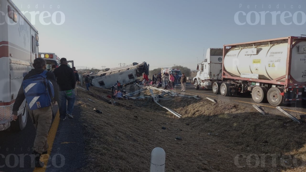 Tráiler choca contra autobús de la empresa Yazbek; hay 20 lesionados y 3 muertos