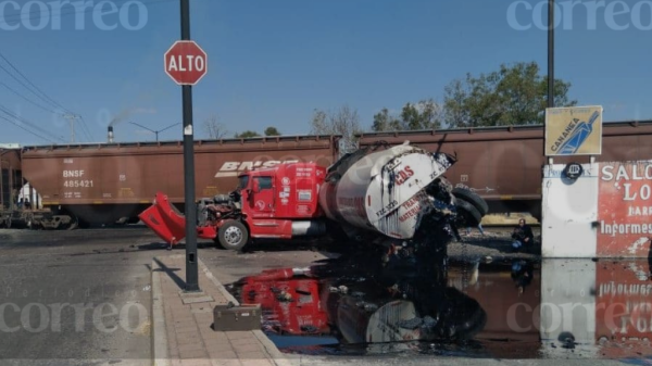 Pipa de combustible se derrama al chocar contra el tren en Salamanca