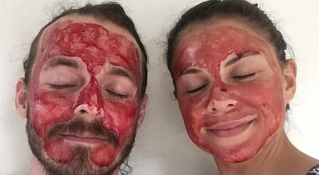 Pareja utiliza una mascarilla de MENSTRUACIÓN y causa polémica