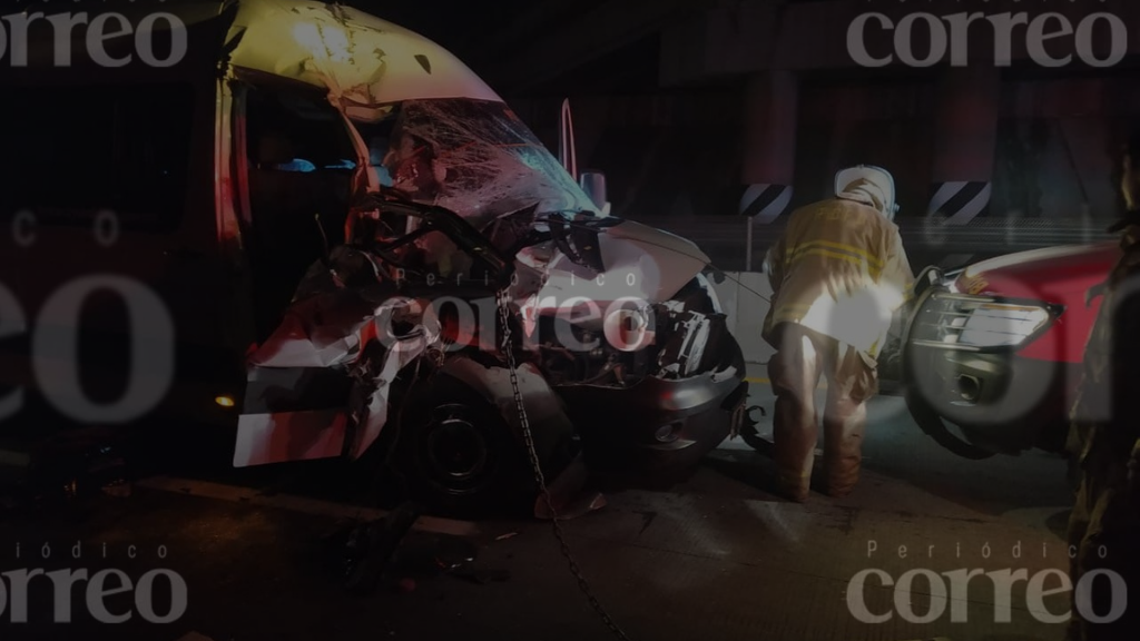 FUERTE ACCIDENTE deja a pequeña y una mujer prensadas en camioneta turística