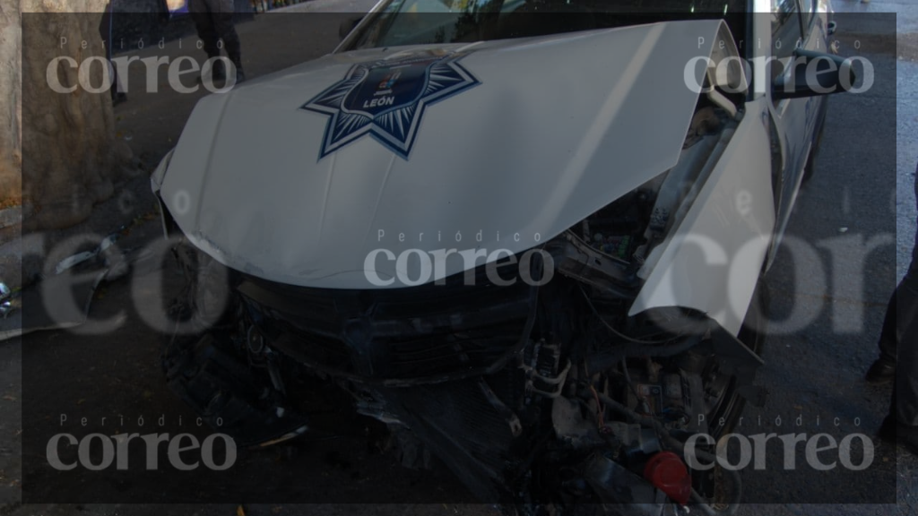 Policías de León se impactan contra camioneta en la colonia Industrial