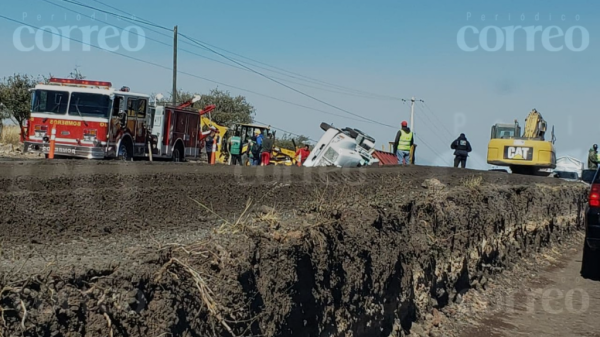 Aparatosa volcadura de tolva en la carretera Acámbaro – Salvatierra