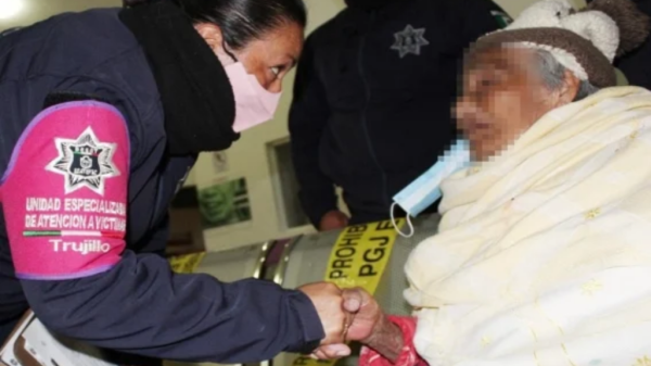 Abandonan a abuelita de 90 años en las calles de Ecatepec