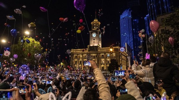 Wuhan, el origen de la pandemia, recibe Año Nuevo sin sana distancia