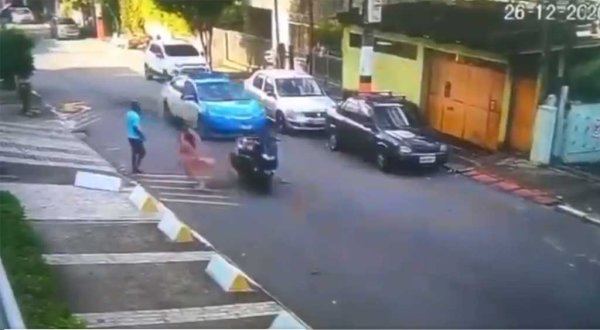 VIDEO: Policía logra salvar a pareja de ser asaltados