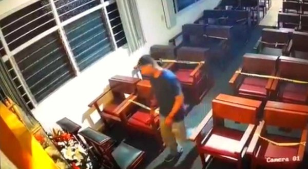 Hombre irrumpe en iglesia en plena Nochebuena… ¡y se lleva las velas!