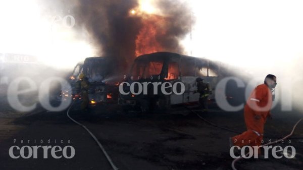 Se incendian 7 camiones de empresa ACNA en Salamanca