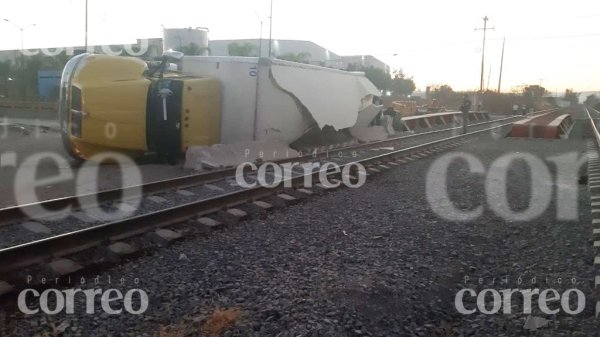 Se vuelca camión con huevos en las vías del tren