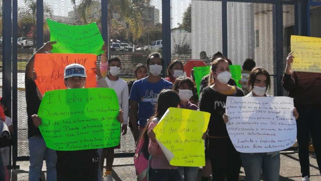 Realizan manifestación en Cepol para denunciar a policías de realizar tocamientos a menores de edad