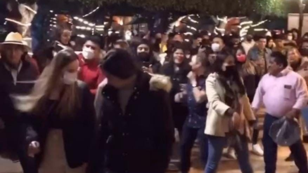 En pleno semáforo rojo turistas en Guanajuato bailan  “No rompas más” frente al Teatro Juárez