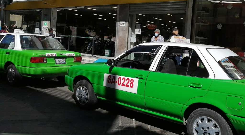 Analizan taxistas aumentar su tarifa