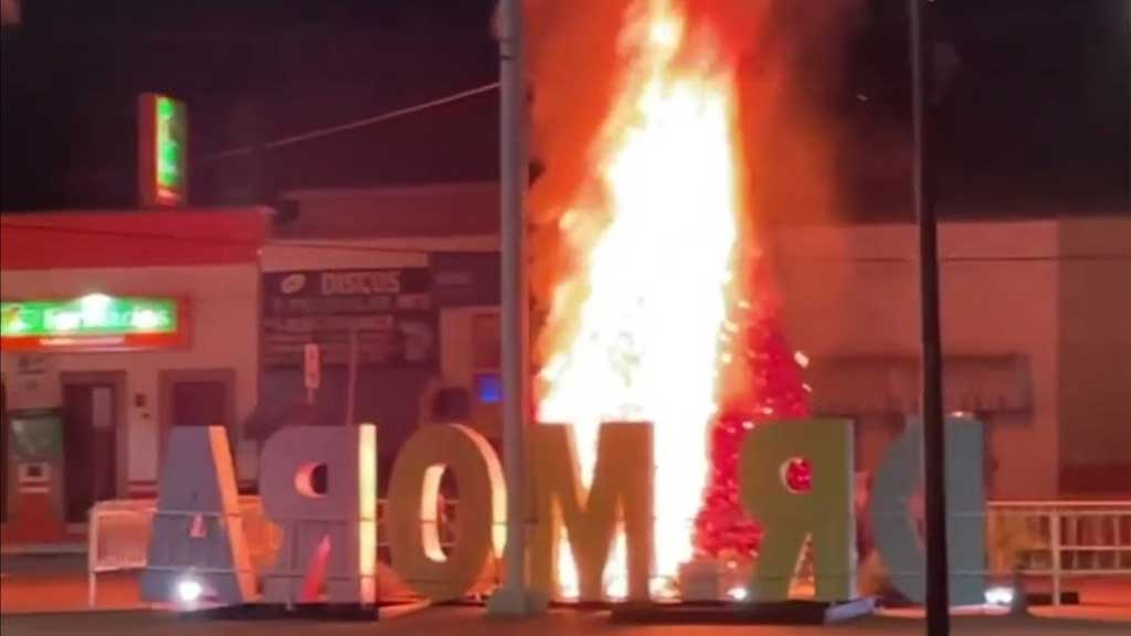 Incendian el ‘Árbol Navideño’ de la plaza principal de Doctor Mora