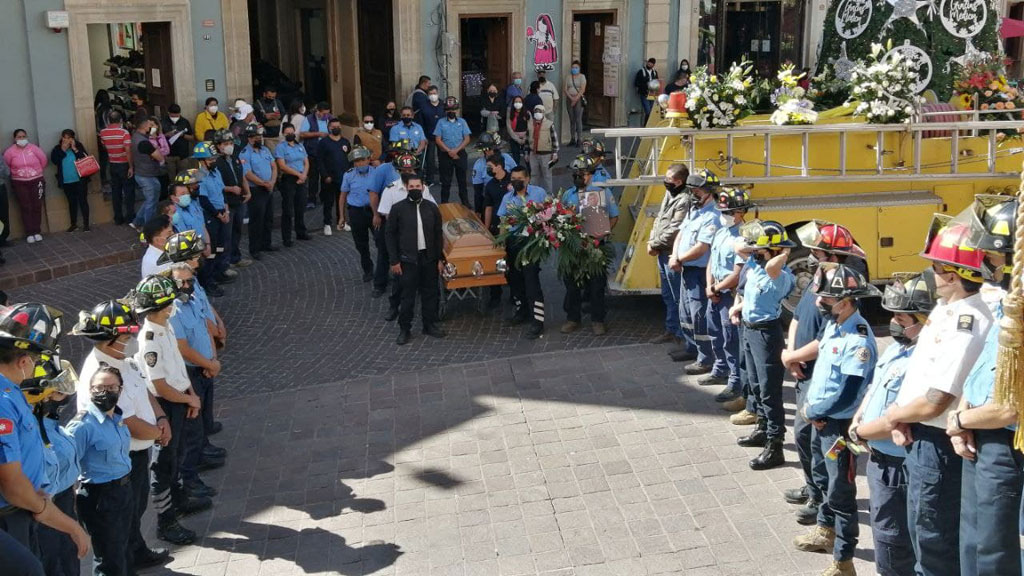 Bomberos acompañan al comandante Barrón en su último viaje