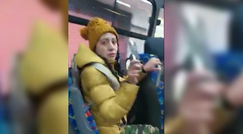 INCONSCIENTE NIVEL: Mujer se niega a usar cubrebocas en transporte y agrede a pasajera