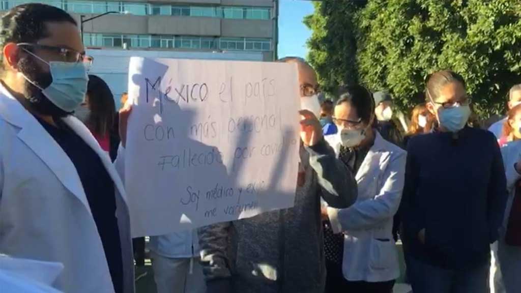 Personal médico se manifiesta en León; exigen vacuna antiCovid no han recibido la primera dosis