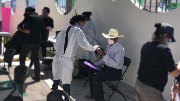 Pese a síntomas secundarios, reconocen la importancia de la vacuna