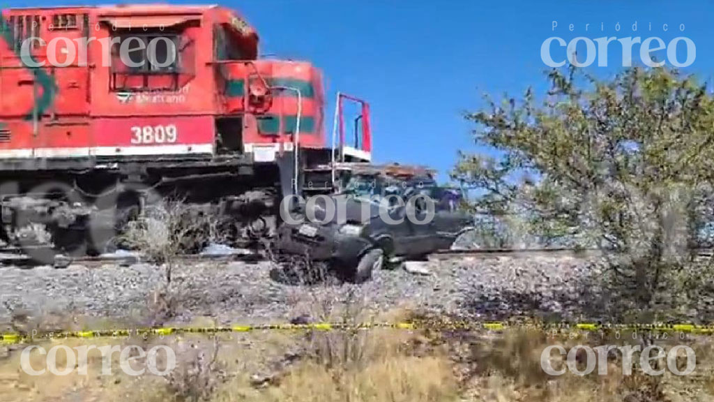 Intentan ganarle al tren en Silao; uno muere, el otro está grave