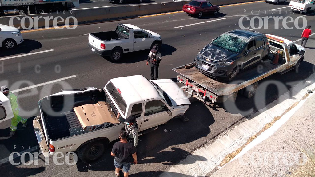 Vuelca camioneta tras terrible impacto, dos personas resultan heridas