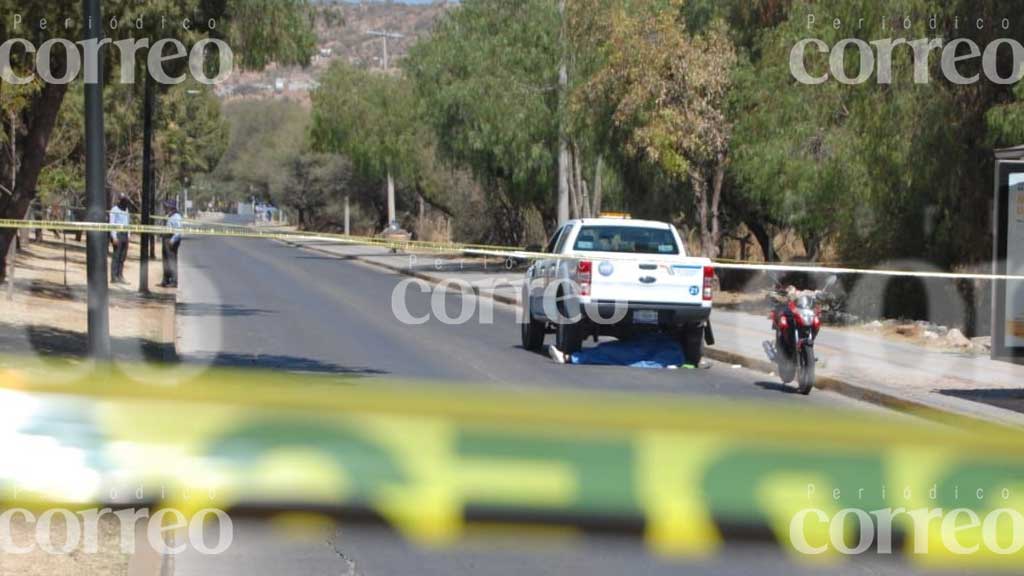 Muere motociclista en León tras derrapar