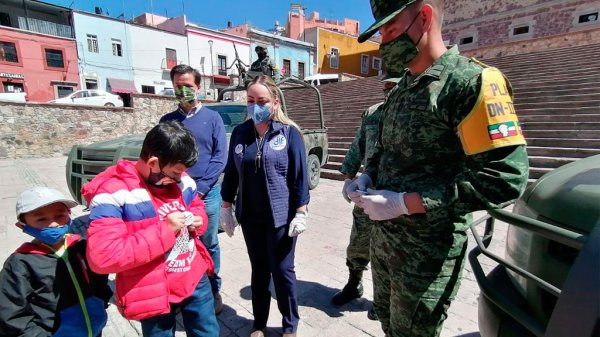 Ejército mexicano celebra su día regalando pines