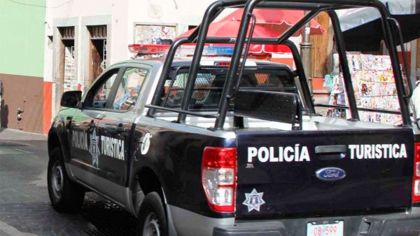 Arrestan a dos hombre y a menor por apedrear a policías