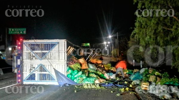 Vuelca camión con fruta y verduras sobre la Celaya-Querétaro