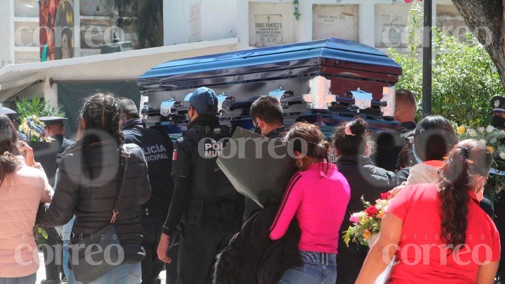 Entre llanto despiden a policía de León muerto por disparo accidental