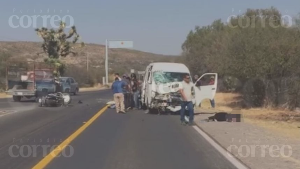 Mueren motociclistas tras impactarse contra camión en el entronque de La Garrapata